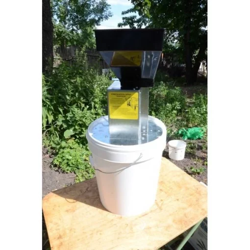 Зернодробарка електрична Зубрьонок з бочкою 22 літри 350 кг/годину