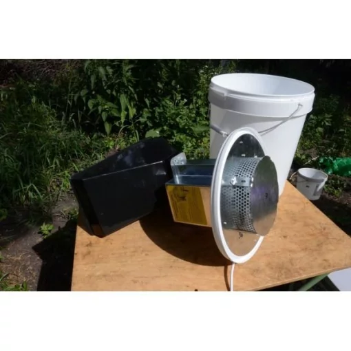 Зернодробарка електрична Зубрьонок з бочкою 22 літри 350 кг/годину