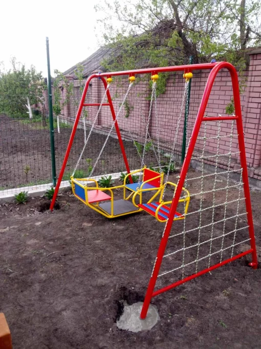 Дитячі тримісні гойдалки.