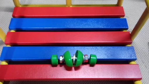 Дитячі тримісні гойдалки.