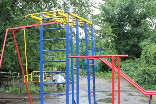 Дитячий ігровий комплекс для вулиці з гіркою та гойдалками