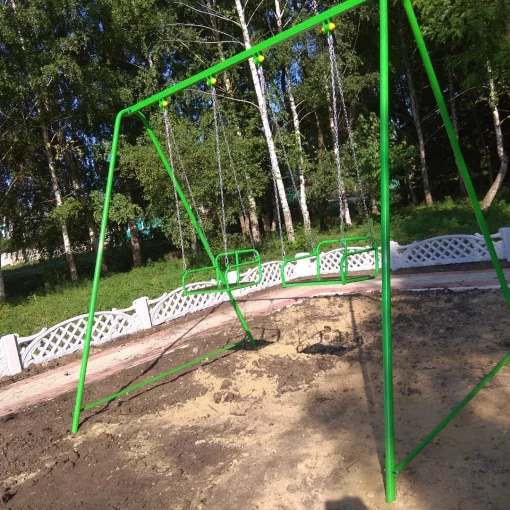 Двомісні гойдалки на ланцюгах для всієї сім'ї.