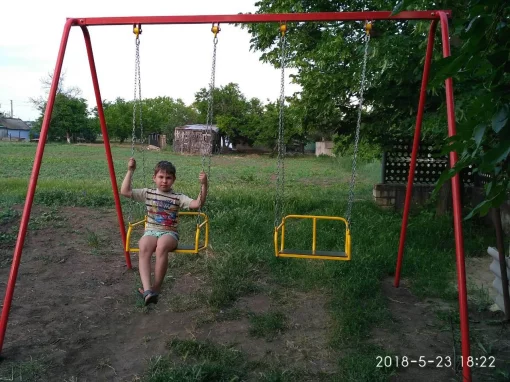 Двомісні гойдалки на ланцюгах для всієї сім'ї.