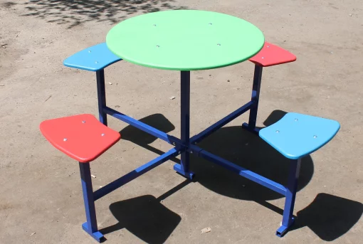Дитячий майданчикний столик на чотири місця.