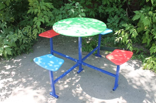 Дитячий майданчикний столик на чотири місця.