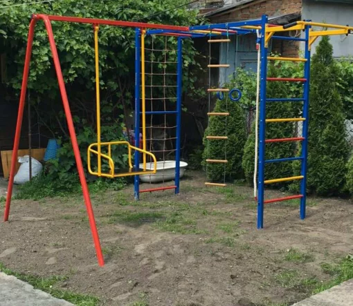 Дитячий спортивний комплекс для вулиці з гойдалками