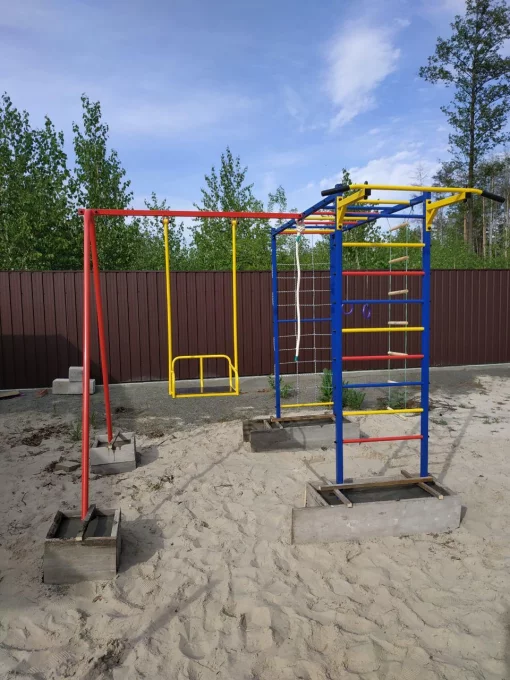 Дитячий спортивний комплекс для вулиці з гойдалками