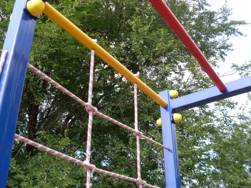 Дитячий спортивний комплекс для вулиці з гойдалками