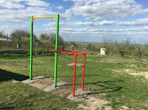 Вуличний турнік і бруси