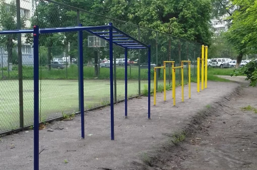 Вуличний рукохід, кутовий, металевий.