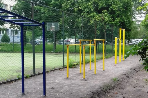 Вуличний рукохід, кутовий, металевий.