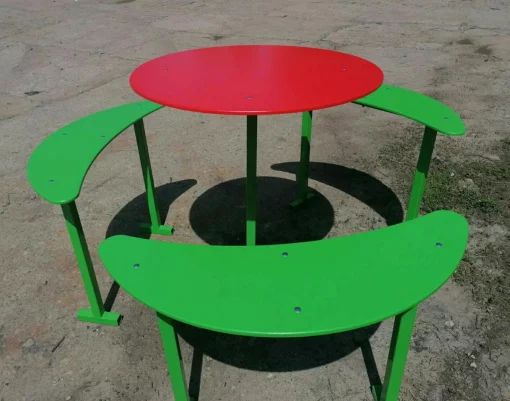 Дитячий майданчикний столик на шість осіб.