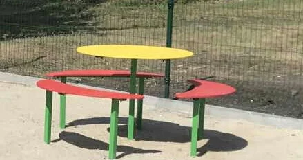Дитячий майданчикний столик на шість осіб.