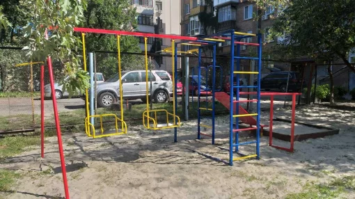 Спортивно-ігровий комплекс з гіркою і гойдалками для всієї родини