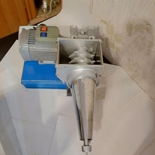 Шнековий соковитискач СШ-1 220В, для Яблук та інших овочів та фруктів. Продуктивність до 200 кг/год